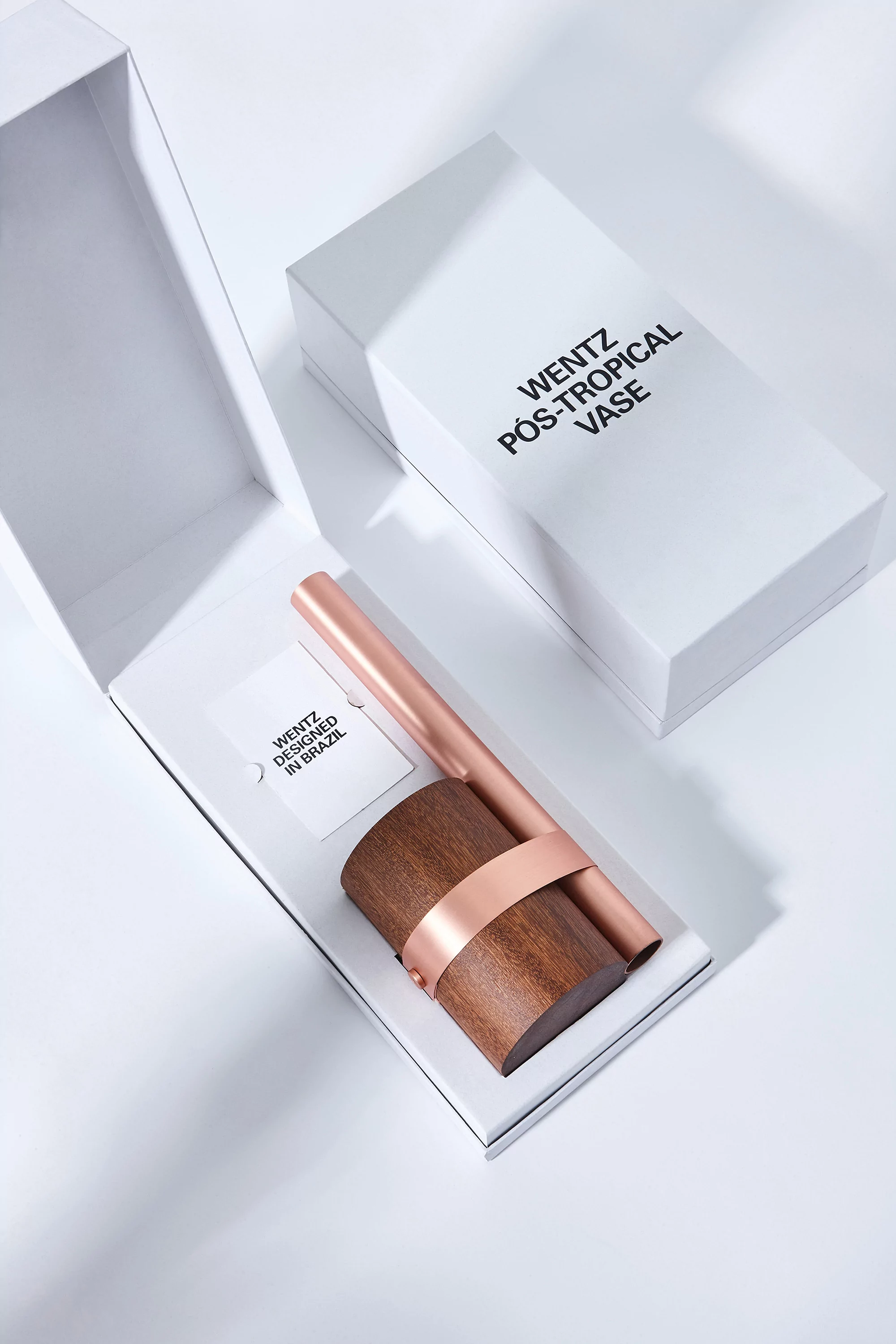 U.I.WD. designs an ultra-minimalistic packaging system for product designer Guilherme Wentz?